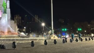 El municipio realizó un amplio operativo de limpieza en el Monumento y Parque a la Bandera