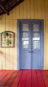 QUÉ DICE EL COLOR DE LA PUERTA DE TU CASA (Y POR QUÉ NO ES SOLO DECO)
