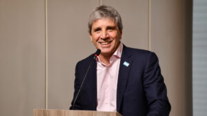 Luis Caputo: “Si quieren hacer creer que la gente va a querer volver al pasado, permítanme disentir”