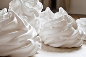 Merengue: una nube de azúcar que conquistó la historia de la pastelería