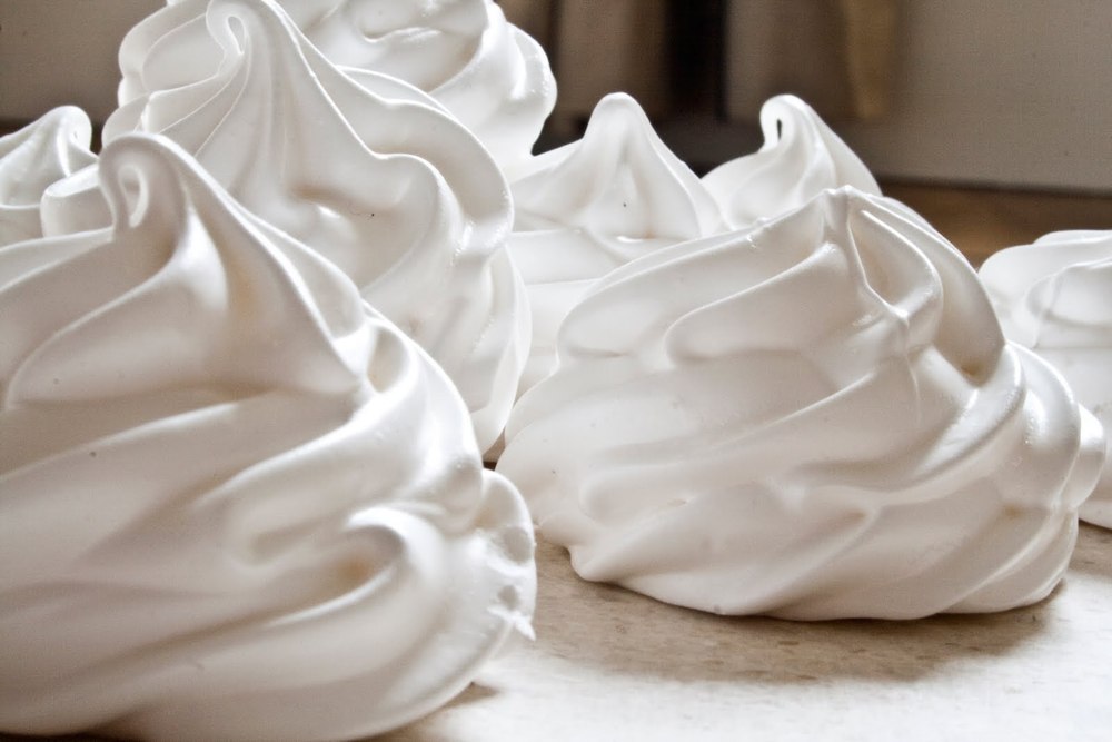 Merengue: una nube de azúcar que conquistó la historia de la pastelería