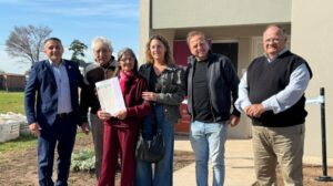 Las Colonias: cuatro viviendas y cuatro escrituras entregadas por Provincia y otras tres casas con un 50 % de avance