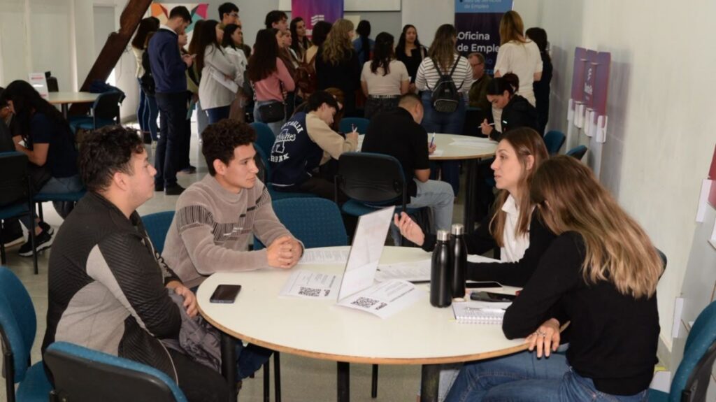 Provincia realizó en Esperanza una nueva Ronda de Empleo para conectar oferta laboral de la región con la demanda