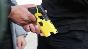 Rosario: dos intervenciones policiales con pistola Taser permitieron reducir y aprehender a dos agresores en hechos de violencia de género