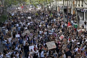 Casi 6.900 detenidos en las protestas estudiantiles en Francia; el 86% menores