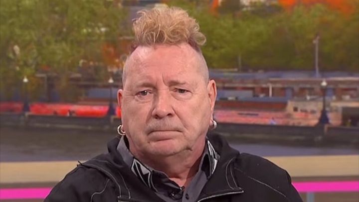 JOHNNY ROTTEN NO SE CANSA DE BARDEAR A LOS SEX PISTOLS