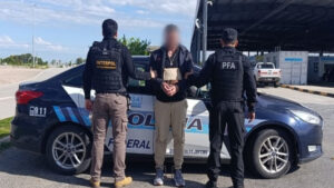 La PFA extraditó a Uruguay a un prófugo con alerta roja de INTERPOL por una causa de tráfico de armas y drogas