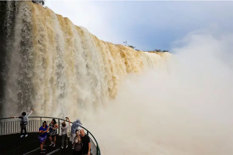 Cataratas del Iguazú: el circuito Garganta del Diablo está inhabilitado por aumento del caudal de agua