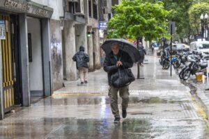 Rosario bajo alerta meteorológica por fuertes tormentas durante toda la jornada