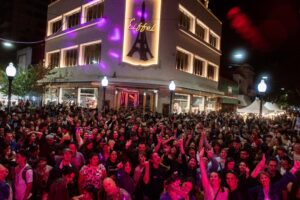 La Noche de Peatonales vuelve este sábado con música, ferias y galerías abiertas