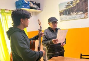 «Acá te dejan ser»: la historia de Ricardo y su experiencia en un espacio municipal para personas mayores