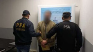 La PFA extraditó al líder de una red que cometía fraude con visados
