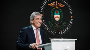 Luis Caputo: “Queremos que todos los proyectos RIGI contribuyan al desarrollo de la industria y del interior del país”