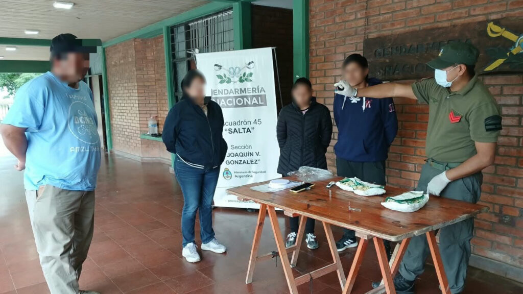 GNA detuvo a dos hombres que ocultaban dos kilos de cocaína en un micro
